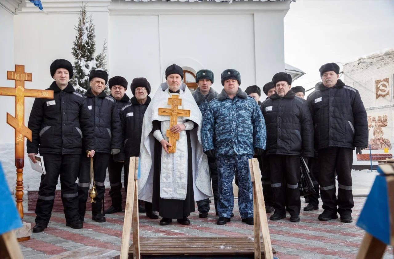 Фото Женщины в бикини и татуированные преступники. В Новосибирске с ажиотажем прошли Крещенские купания в аномальный мороз - 37 ледяных кадров 7